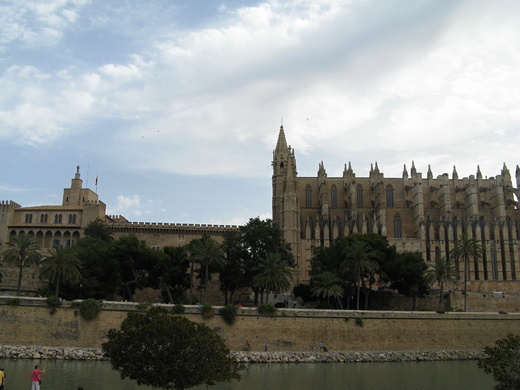 Katedrála Sa Seu a vlevo palác Almudaina IMG_1411.JPG